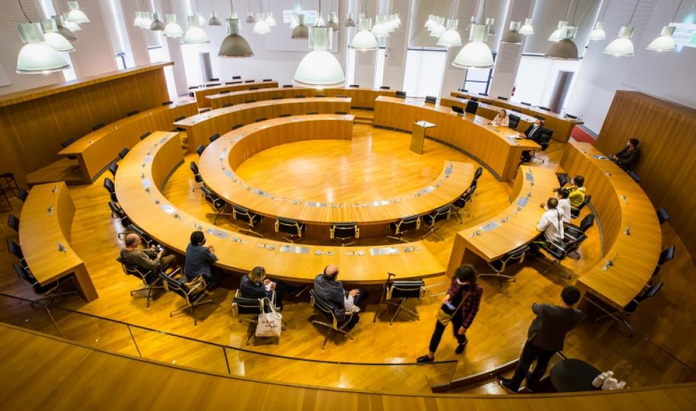 Comme chaque année (sauf annulation liée au contexte sanitaire...), des visites guidées sont organisées pour faire découvrir les lieux stratégiques de la collectivité, comme ici l'hémicycle, en présence d'élus départementaux.