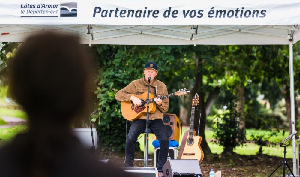 Vince Lahaye, sa guitare, sa voix, et un concert folk envoutant. 