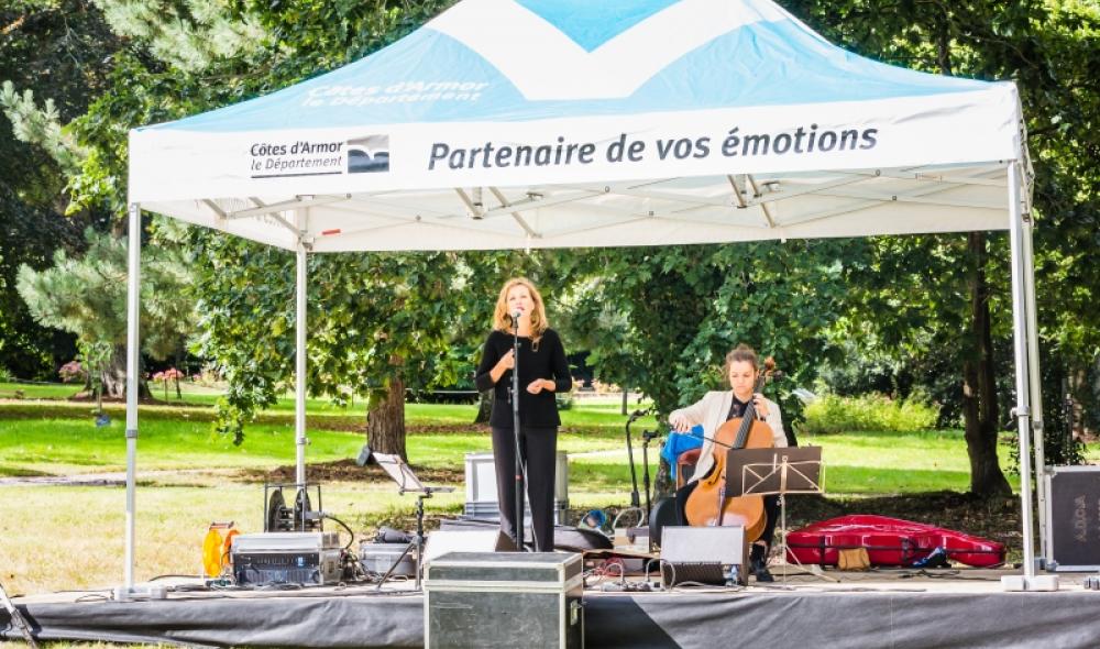 La chanteuse Rozenn Talec, accompagnée de Mathilde Chevrel, violoncelliste.