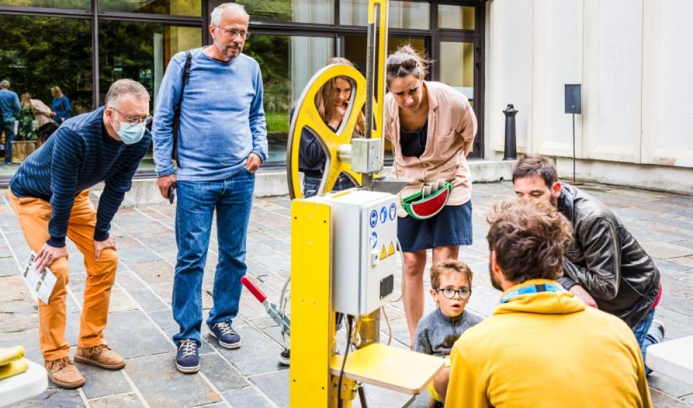 Mais qu'observent ces gens ? Ils découvrent la machine concoctée par Hello Waste, autre lauréat du concours Irréductibles Talents et présent toute la journée pour des ateliers de sensibilisation et de création sur la valorisation du plastique.