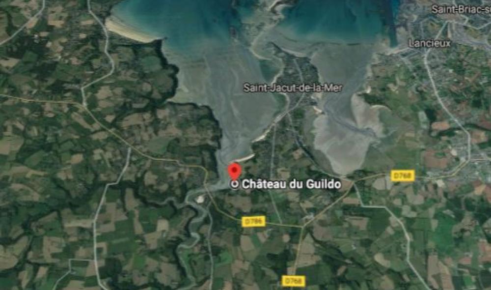 Niché au fond de l'estuaire, le château domine un site somptueux, à redécouvrir à chaque saison (capture d'écran google map).