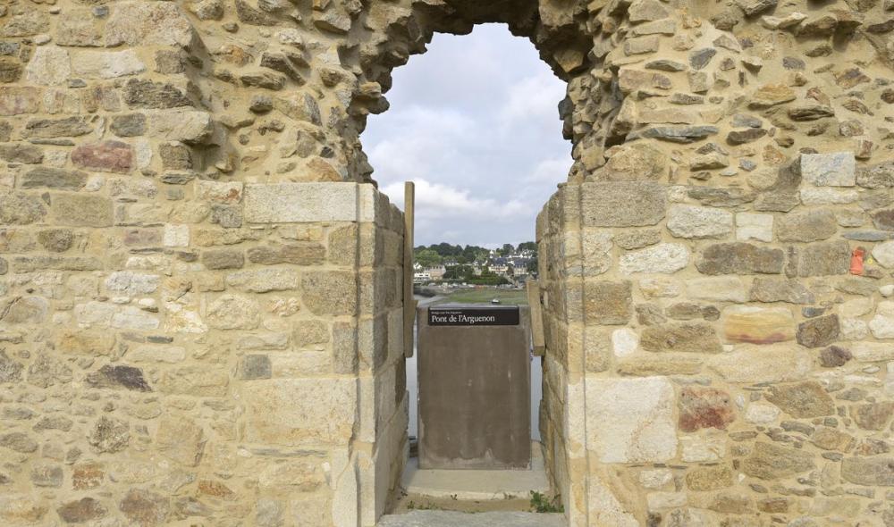 Le Guildo, serrure d'une porte ouverte sur l'Arguenon (photo Thierry Jeandot).