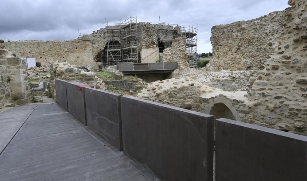 Les éléments en béton fibré conservent les tons des pierres du monument, afin de permettre la distinction entre parties d’origine et restauration moderne (photo Thierry Jeandot). 