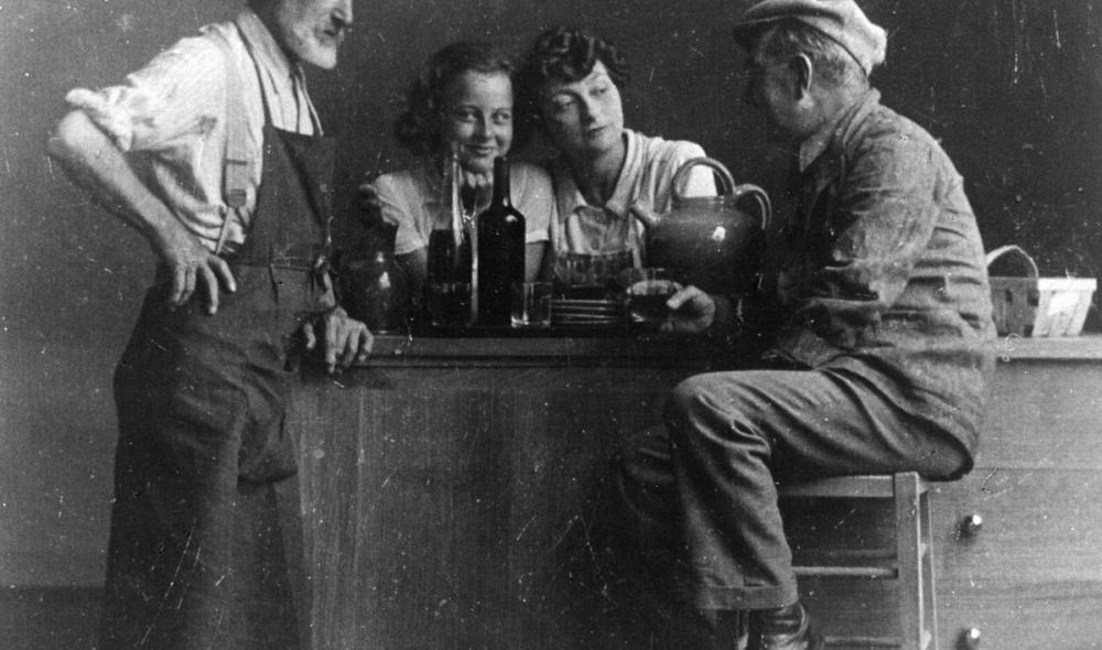 De gauche à droite : Théodose Haffen (le père d'Yvonne) ; la nièce d'Yvonne, Claudine Pigot ; Yvonne Jean-Haffen ; et le peintre Mathurin Méheut. Photographie prise en 1938 par Daniel Pigot, neveu d’Yvonne Jean-Haffen (photo : DR. Musée Yvonne Jean-Haffen – Ville de Dinan).