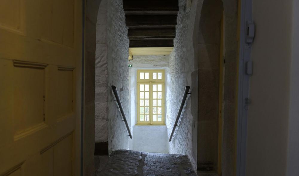 L'escalier qui mène à la chambre-bureau de l'écrivain est glissant, patiné par des décennies de passage, l'accès au public est pour l'instant suspendu (photo Thierry Jeandot).