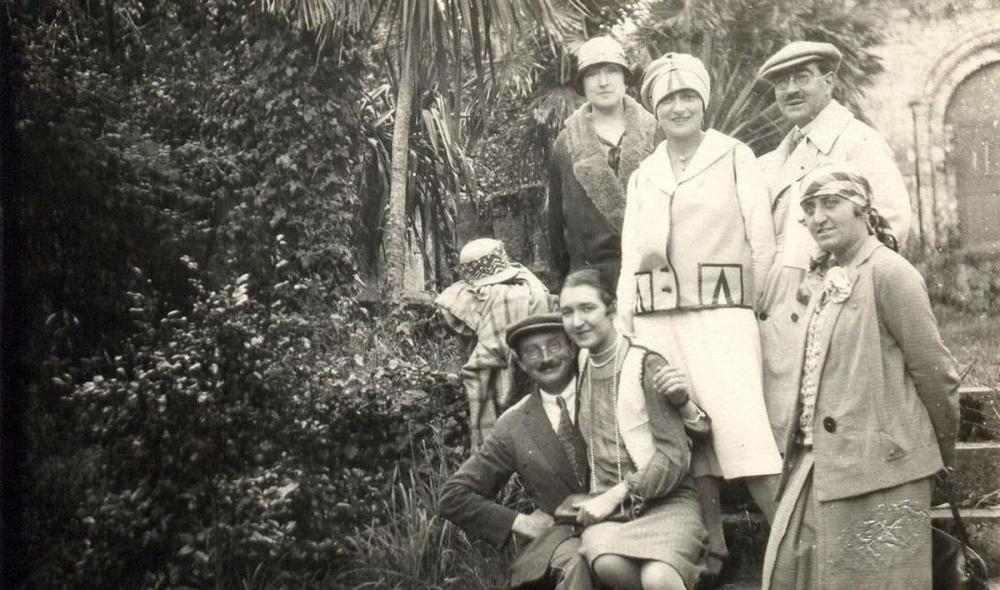 A Landévennec, dans le Finistère, en août 1927. Assis au premier plan, Joseph Henriot (de la faïencerie de Quimper) et son épouse. Au second plan, Yvonne Jean-Haffen, aux côtés de Mathurin Méheut et de son épouse, Marguerite (photo : DR. Musée Yvonne Jean-Haffen – Ville de Dinan).