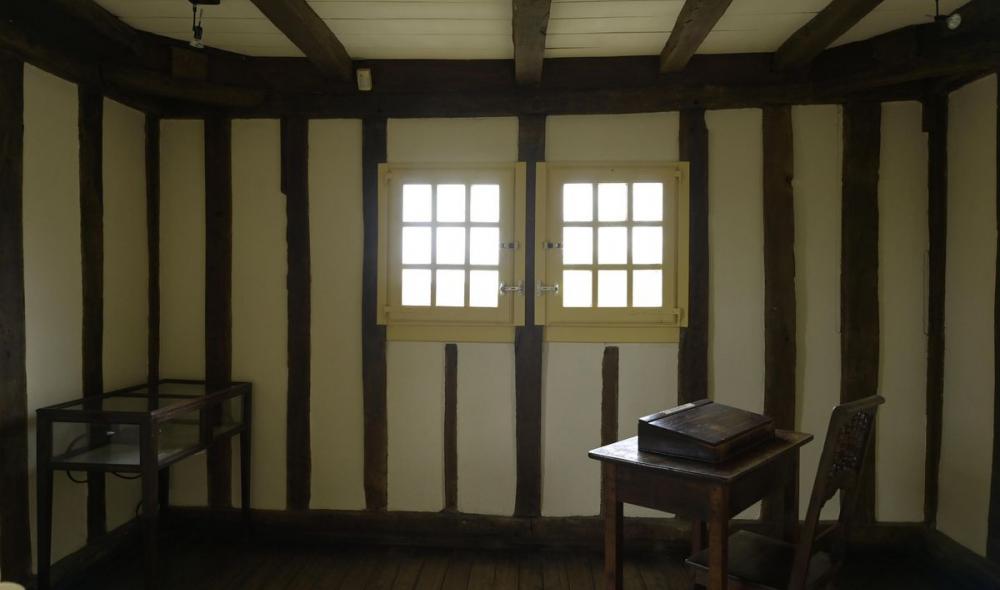 Perchée dans la vigie de cette bâtisse d'armateur édifiée en 1623, la chambre de Renan, en deux parties – que le public ne peut plus visiter pour l'instant – domine l'embouchure du Jaudy et toute la ville de Tréguier. Le petit bureau de l'enfant est un émouvant témoignage des années passées ici (photo Thierry Jeandot). 