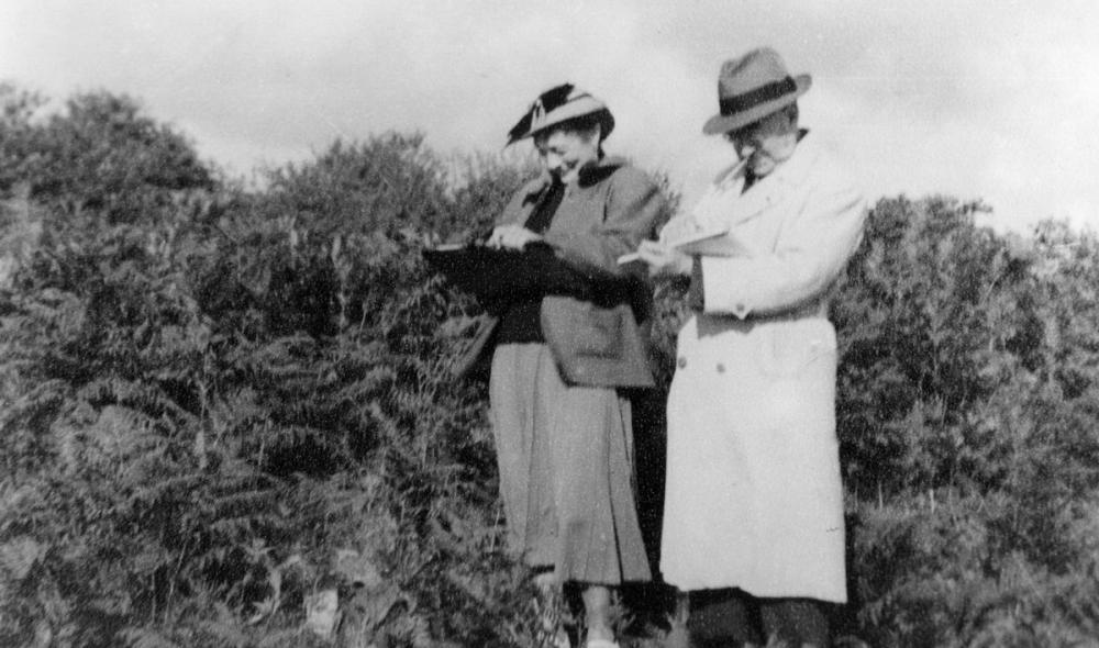 Yvonne Jean-Haffen et Mathurin Méheut travaillant côte à côte à Locronan, lors de la Grande Troménie de 1953 (photo DR. Musée Yvonne Jean-Haffen – Ville de Dinan).