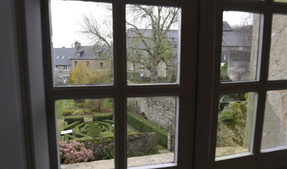 Le jardin à l'arrière de la maison de Tréguier, vu à travers les vitres du premier étage (photo Thierry Jeandot).