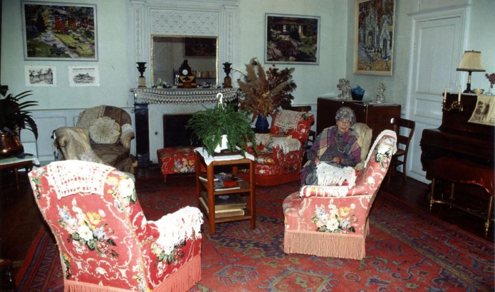 L'artiste dans son salon en décembre 1991... (photo : DR. Christian Martin).