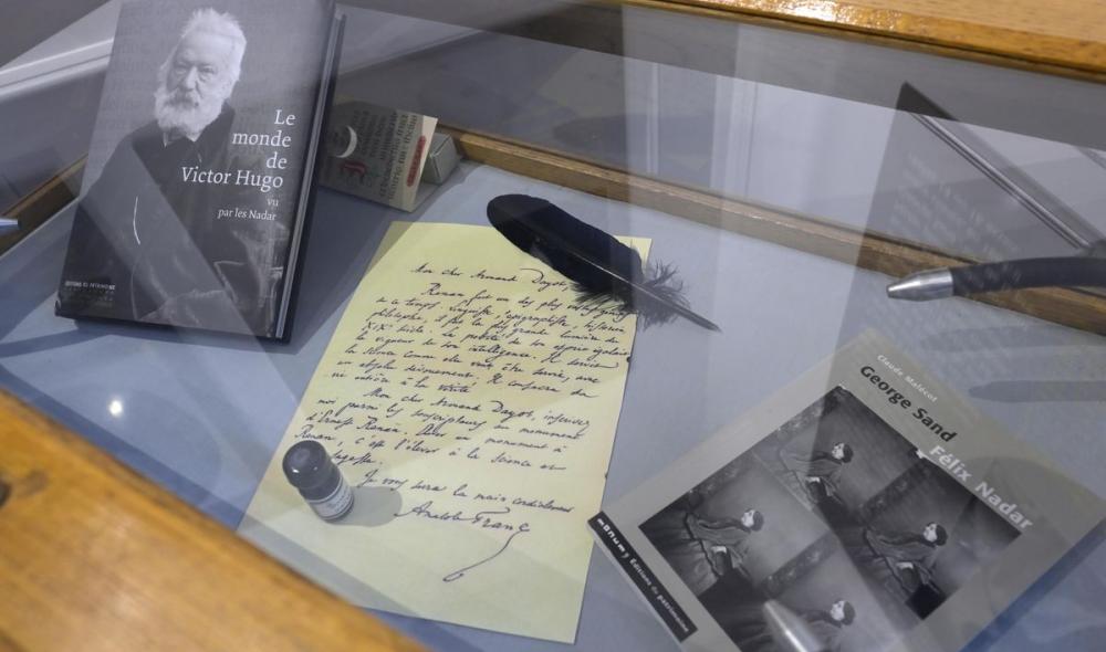 Lettre autographe d'Anatole France à Armand Dayot, initiateur de la stèle d'Ernest Renan installée devant la cathédrale de Tréguier. Elle est exposée dans une vitrine de sa maison natale (Photo Thierry Jeandot).