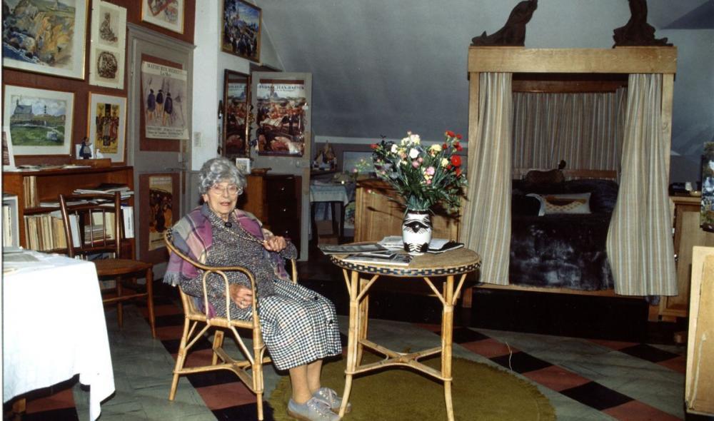 La chambre-atelier de l'artiste en décembre 1991, deux ans avant sa mort. Des fleurs, des toiles, des livres… et ce lit étrange qu'Yvonne Jean-Haffen a dessiné elle-même et fait réaliser en 1960 par Gestin de Brest  (photo : DR. Christian Martin).