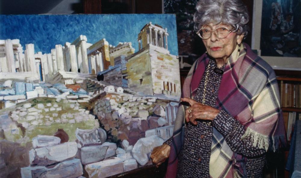 Yvonne Jean-Haffen dans les dernières années de sa vie, devant "L'acropole", une toile peinte en 1932, et exposée au salon de la Société des Beaux-Arts en 1933 (photo : DR. Christian Martin).