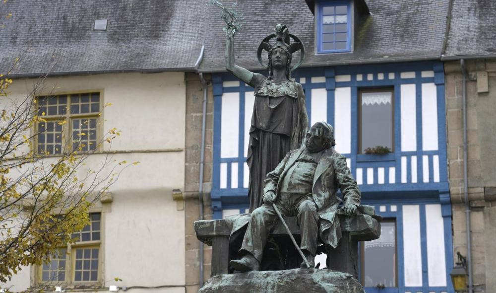 Inaugurée le 13 septembre 1903, cette statue de Renan et Athéna, commandée par la République et installée à côté de la cathédrale de Tréguier, donne lieu à des manifestations houleuses entre cléricaux et anticléricaux. Emile Combes, le président du Conseil venu pour l'occasion, tire au large sans demander son reste (Photo Thierry Jeandot).