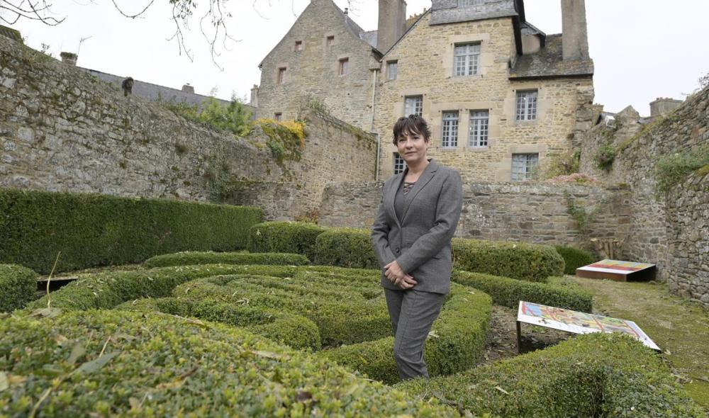 Sandrine Montreer, la responsable de la maison natale d'Ernest Renan depuis 26 ans, dans le jardin à l'arrière de cette belle demeure ouverte à la visite depuis 1947 (Photo Thierry Jeandot).