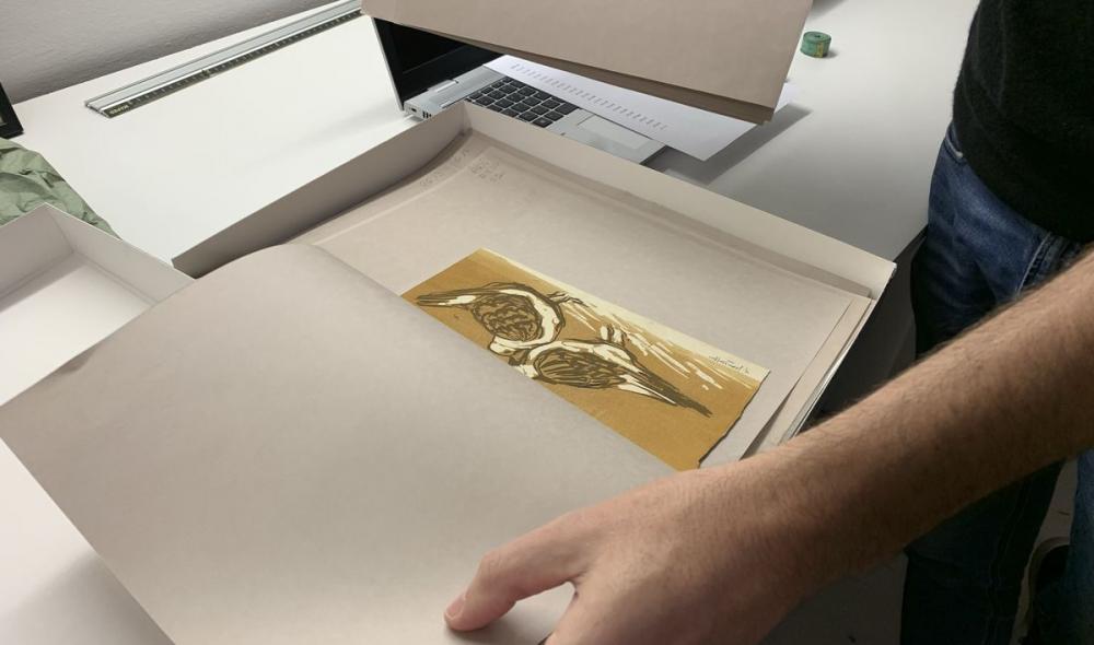 Les œuvres originales de l'artiste sont protégées et classées, prêtes à être thématisées pour les expositions présentées chaque année (photo DR).