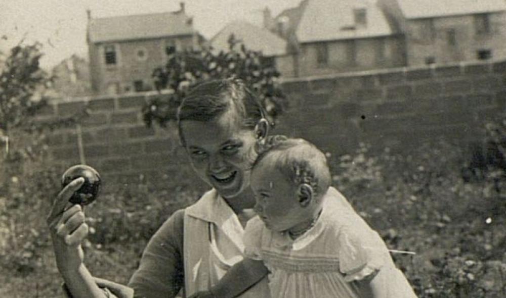 Yvonne Guilloux et Florence Malraux (la fille d'André et Clara Malraux) dans le jardin de Guilloux avec leur nounou, 14 juillet 1933 (© Bibliothèques de Saint-Brieuc).