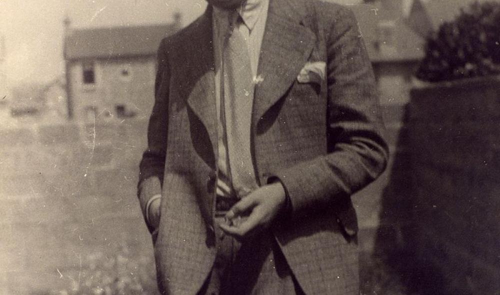 André Malraux (1901-1976) à Saint-Brieuc dans le jardin de la maison des Guilloux en 1933 (© Bibliothèques de Saint-Brieuc).