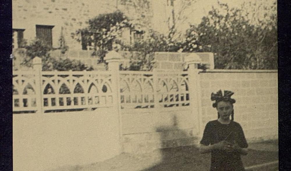 La petite Yvonne (1932-2014) jouant devant la maison de ses parents rue Lavoisier, sans doute au début des années 1940 (© Bibliothèques de Saint-Brieuc).