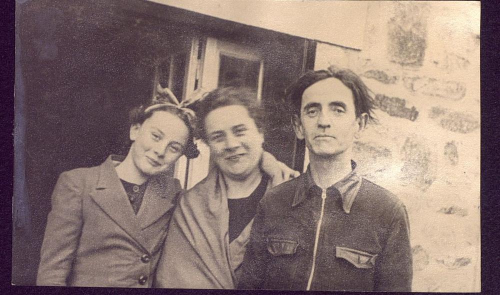 Yvonne, Renée et Louis Guilloux devant leur maison briochine au 13 rue Lavoisier, en mars 1944 (© Bibliothèques de Saint-Brieuc).