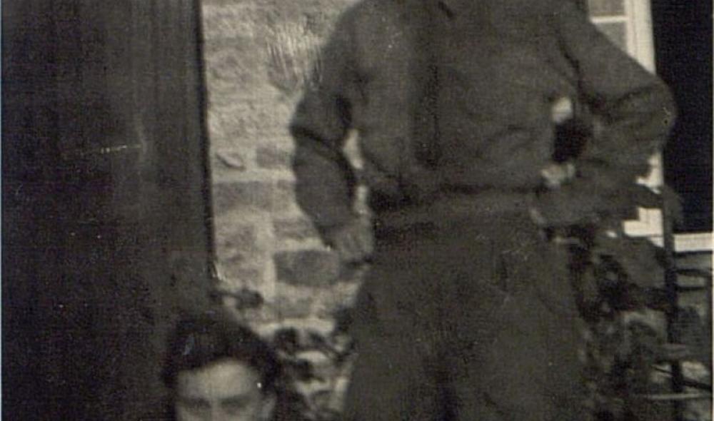 Louis Guilloux en tenue militaire, alors qu'il était interprète de l'armée américaine, avec sa fille Yvonne chez eux, sans doute lors de l'été 1944 (© Bibliothèques de Saint-Brieuc).