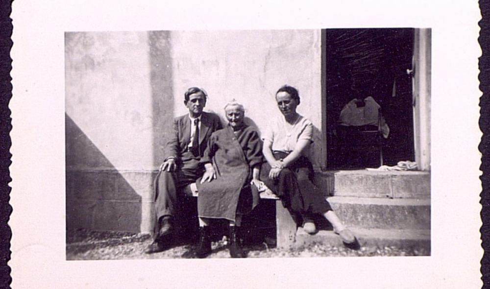 Louis Guilloux, sa mère Philomène Marmier (décédée en 1949), et sa soeur Charlotte à la fin des années 1940. Cette vue extérieure a peut-être été prise rue Lavoisier ou chez Charlotte (© Bibliothèques de Saint-Brieuc).