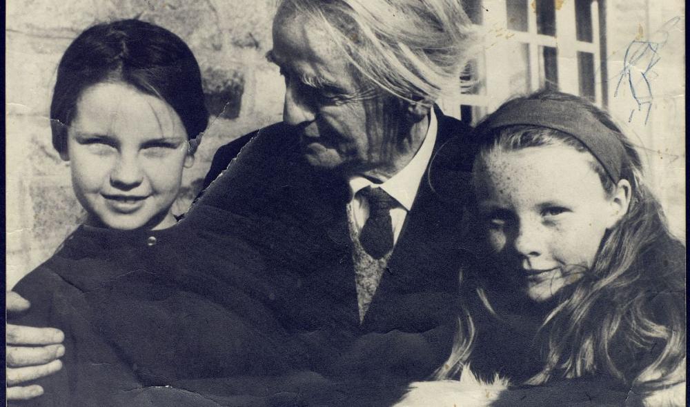 Louis Guilloux et ses deux petites filles, Anne et Catherine, chez lui à Saint-Brieuc en  1970 (© Bibliothèques de Saint-Brieuc). 