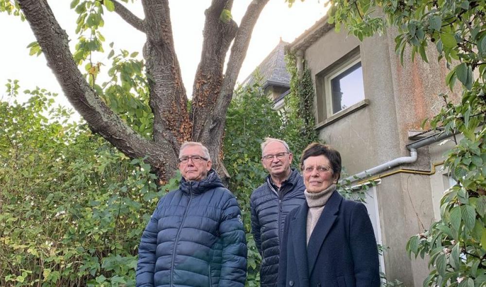  Sous le cerisier légendaire du jardin, planté par les Guilloux, des membres de la Société des amis de Louis-Guilloux qui continuent à faire vivre les lieux. De gauche à droite, Loïc et Anne-Marie Le Bail, et Paul Recoursé, le président (© DR).