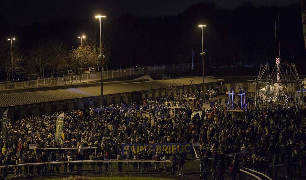 Foule attendant le début du spectacle, agrandir l'image