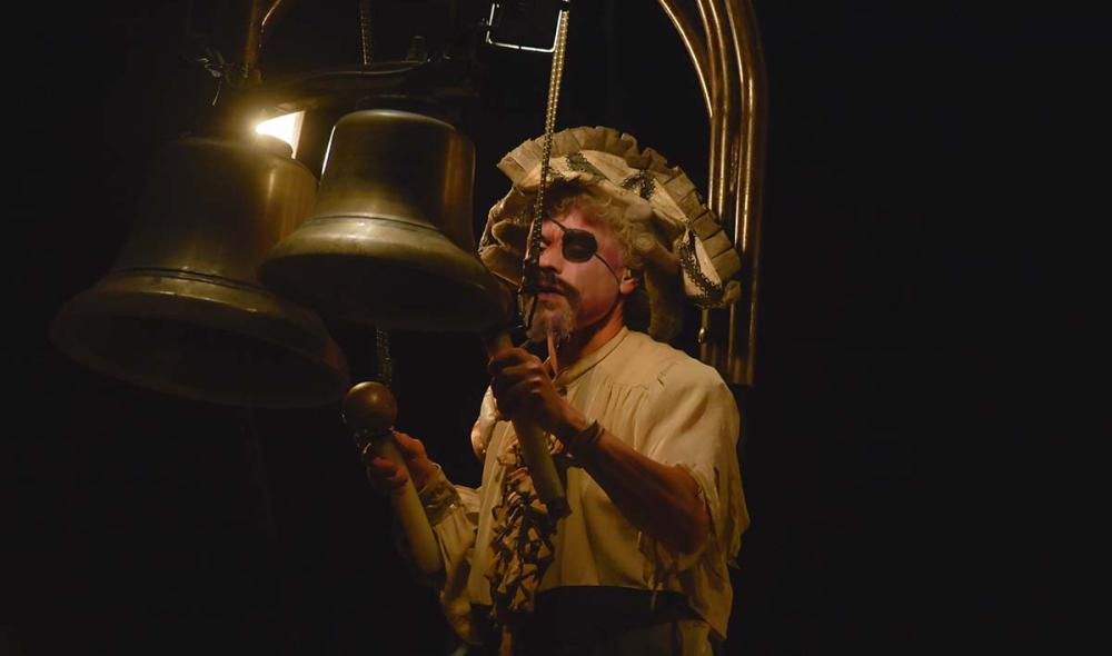 Corsaire tapant sur des cloches, agrandir l'image