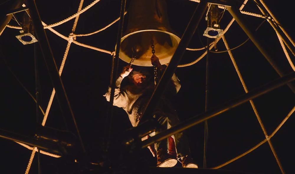 Personnage sonnant une cloche sur la structure, agrandir l'image