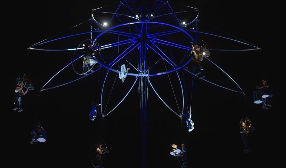 Acrobates suspendus à la structure, agrandir l'image