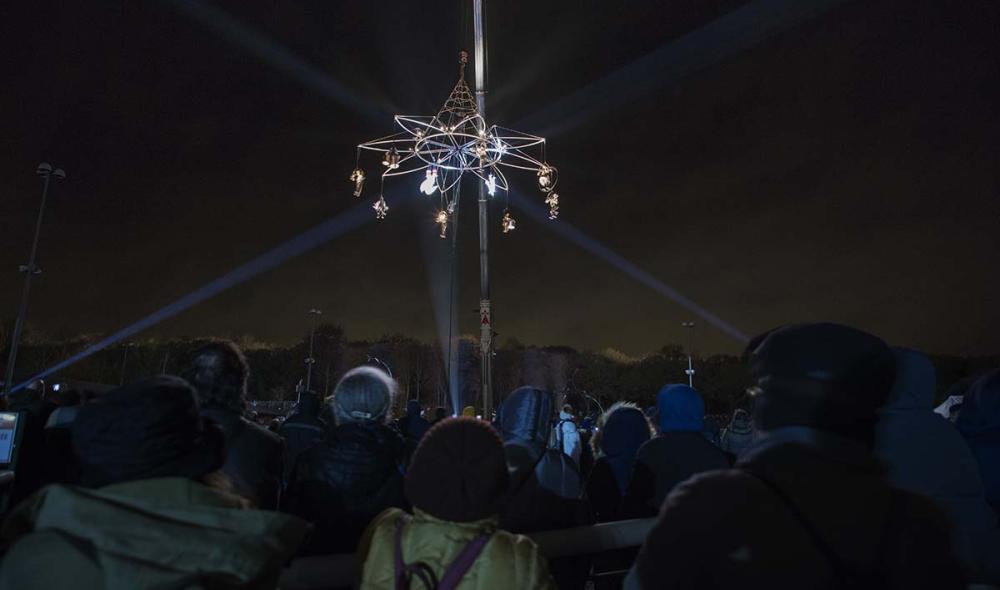 Structure éclairé par des faisceaux lumineux (vue depuis le public), agrandir l'image