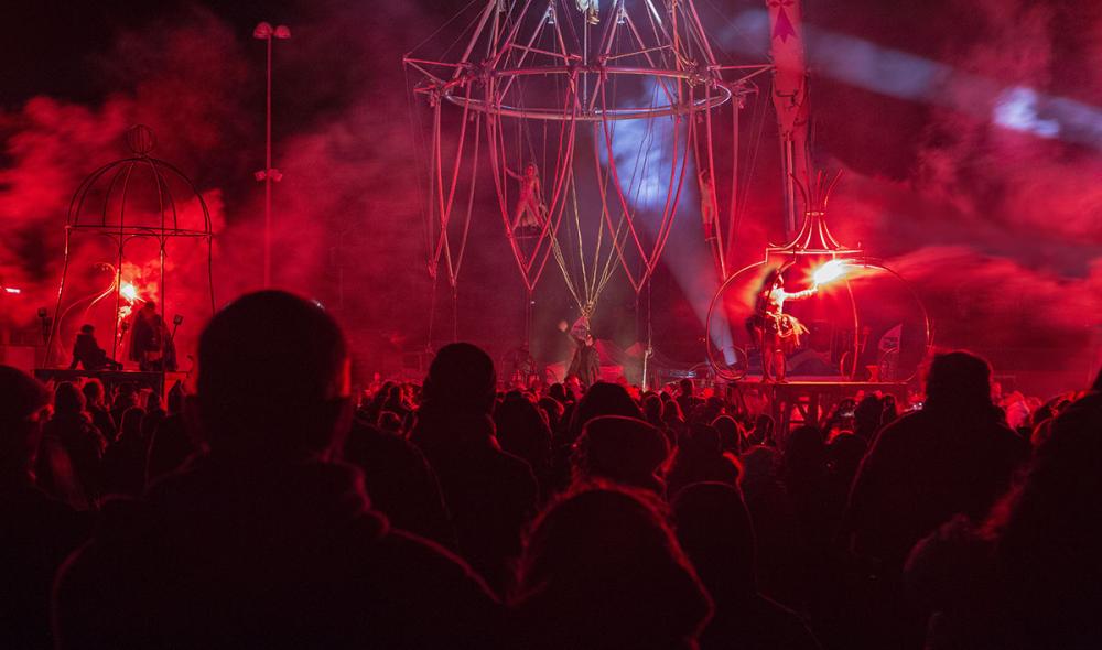 Acrobates sur la structure principale et dans deux cages, agrandir l'image