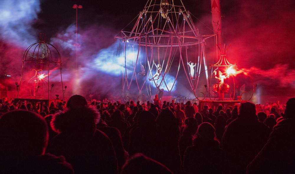 Acrobates sur la structure principale et dans une cage, agrandir l'image