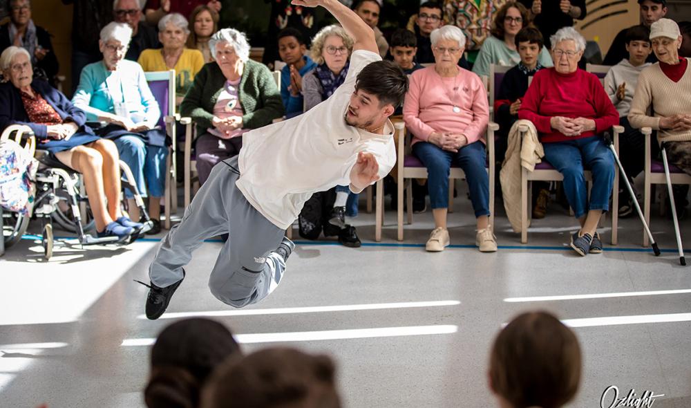Ambiance hip-hop à l’Ehpad Prévallon ! Les résidents et résidentes ont pu découvrir le breaking en compagnie des meilleurs danseurs du pays.