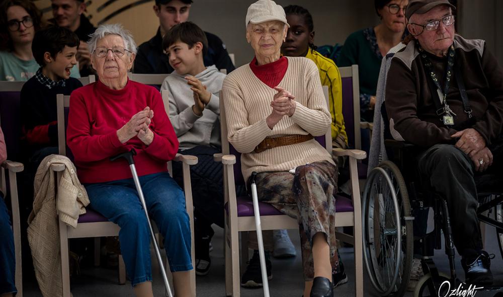 Un joyeux mélange des générations grâce à la présence d’élèves de la Brèche aux Cornes. 