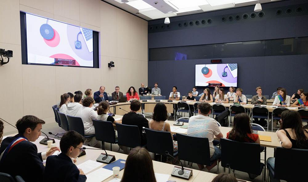 10 h 30. Comme de vrais parlementaires, Elli, Tinaïg, Pierre et Ewenn débutent leur journée en participant à la commission des affaires européennes. Au Sénat, il existe sept commissions, qui regroupent des sénateurs et sénatrices spécialisées dans un domaine. Crédit : Sénat - DR