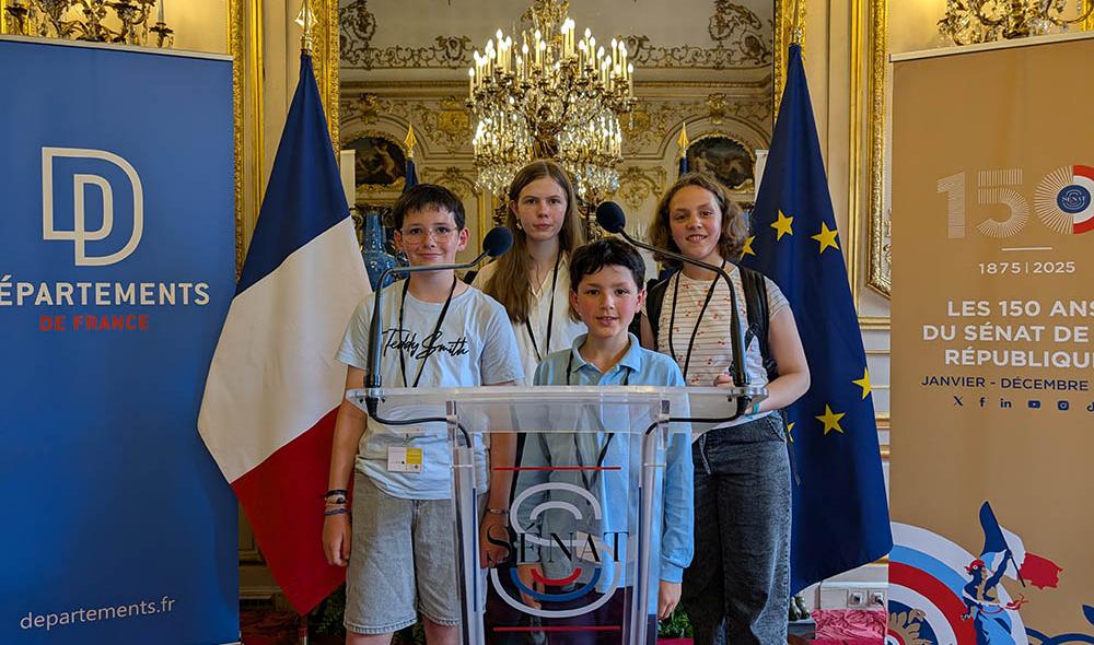 Les ados s’amusent à poser derrière le prestigieux pupitre pour une photo-souvenir. Crédit : V. Le Pape