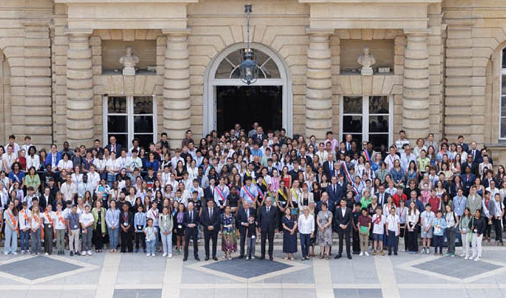 13 h. C’est l’heure d’une pause bien méritée et l’occasion de prendre une photo de groupe. Au total, 265 jeunes venus de toute la France participent à cette journée anniversaire. Crédit : Sénat - DR