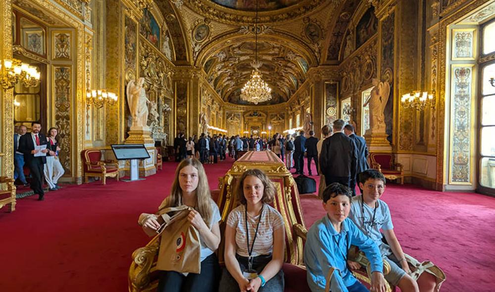 La journée s’achève par la visite du Palais du Luxembourg, le siège du Sénat. Cette ancienne résidence de la reine Marie de Médicis, achevée en 1631, est un joyau du patrimoine et abrite d’incroyables ornements, comme ici dans la salle des conférences.   Crédit : V. Le Pape