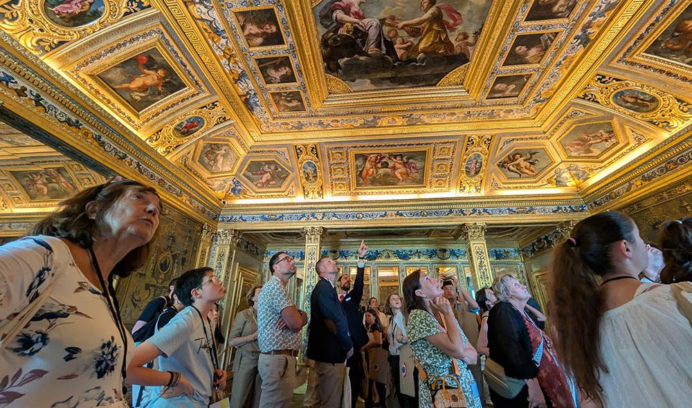 La salle du livre d’or rassemble tout ce qui subsiste de la décoration d'origine du Palais. C'est ici qu'ont été remontés en 1817 des peintures et des lambris provenant des anciens appartements de Marie de Médicis.  Crédit : V. Le Pape