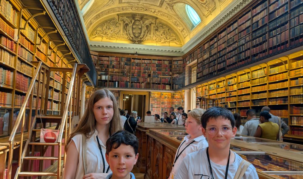 L’annexe de la bibliothèque et sa galerie de près de 60 mètres ont particulièrement impressionné le groupe. Crédit : V. Le Pape