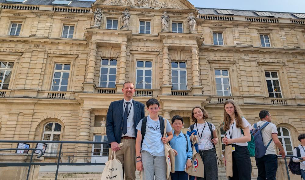17 h. Clap de fin sur cette journée riche en enseignements. Pour l’occasion, Elli, Tinaïg, Ewenn et Pierre étaient accompagnés de Ludovic Gouyette, vice-président du Département. Crédit : V. Le Pape