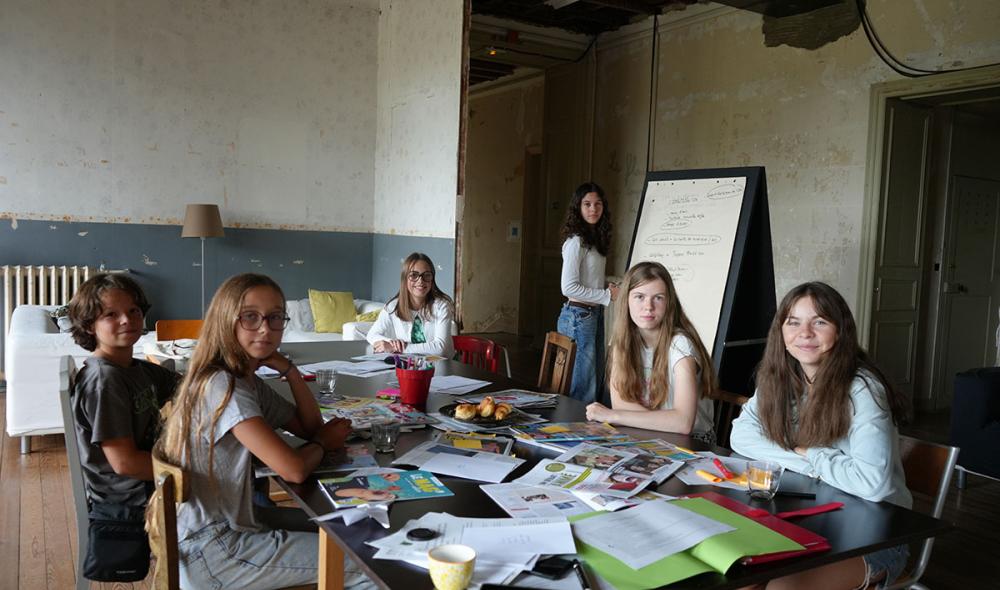 D’autres fois, ces ateliers d’écriture s’organisent hors du collège, pendant les vacances scolaires, comme ici à la Villa Rohannec’h. Photo Virginie Le Pape