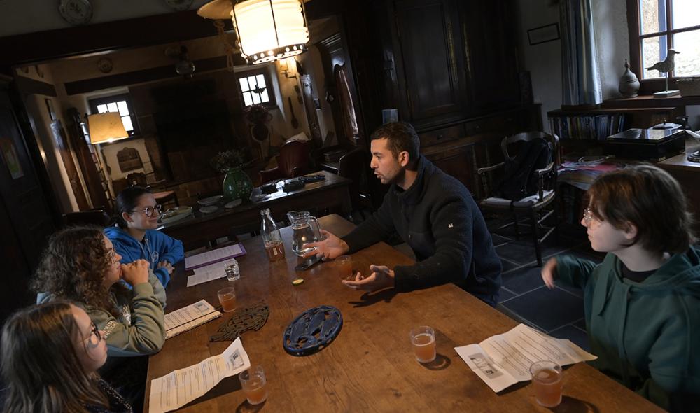 Il est l’heure de partir en reportages. Pour chaque numéro, les ados membres de la rédaction se mettent dans la peau des journalistes et réalisent interview et reportages. Ici, l’interview de Guirec Soudée réalisée par Elisa, Apolline, Roxane et Maëlle pour le n° 3 du Mag’. Photo : Thierry Jeandot
