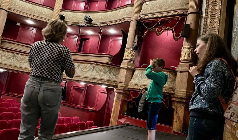 Pour la rubrique C’est notre avenir, Arwen et Maëlig découvrent les métiers du spectacle vivant. Un reportage à lire dans le n° 6 du Mag’. Photo : Stéphanie Prémel