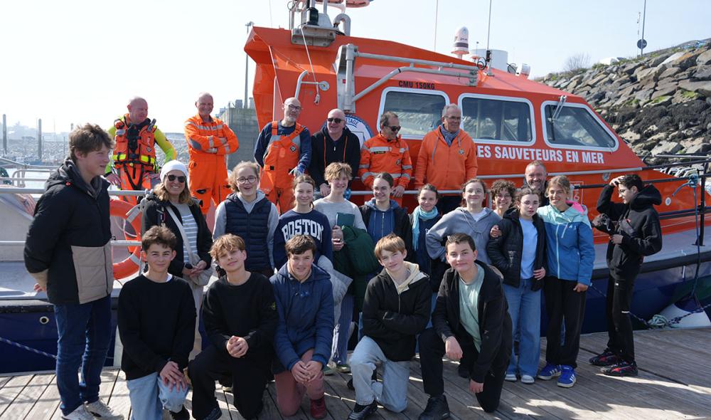 Coup d’envoi de l’après-midi : en compagnie de Didier, Jean-François, Ronan et Cyril, bénévoles de la SNSM, les élèves débutent la découverte du sauvetage en mer par un petit tour à bord d’une vedette de 1 000 CV. C’est à son bord que les 45 sauveteurs de la station SNSM de Saint-Quay-Portrieux effectuent une partie des interventions (pas moins de 416 sorties et 89 sauvetages en 2025 !).