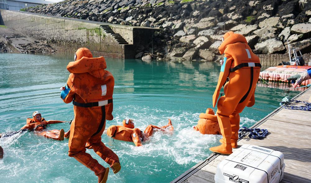 Puis c’est le grand plongeon.