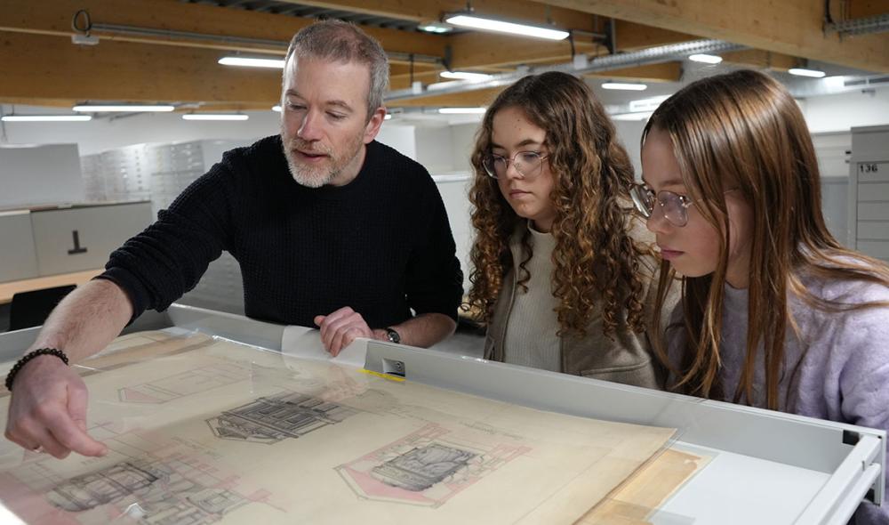 Ici, Apolline et Elisa découvrent le monde des archives et de la généalogie pour le dossier « Sur la trace de nos ancêtres », publié dans le n° 7 du Mag’. Photo Virginie Le Pape
